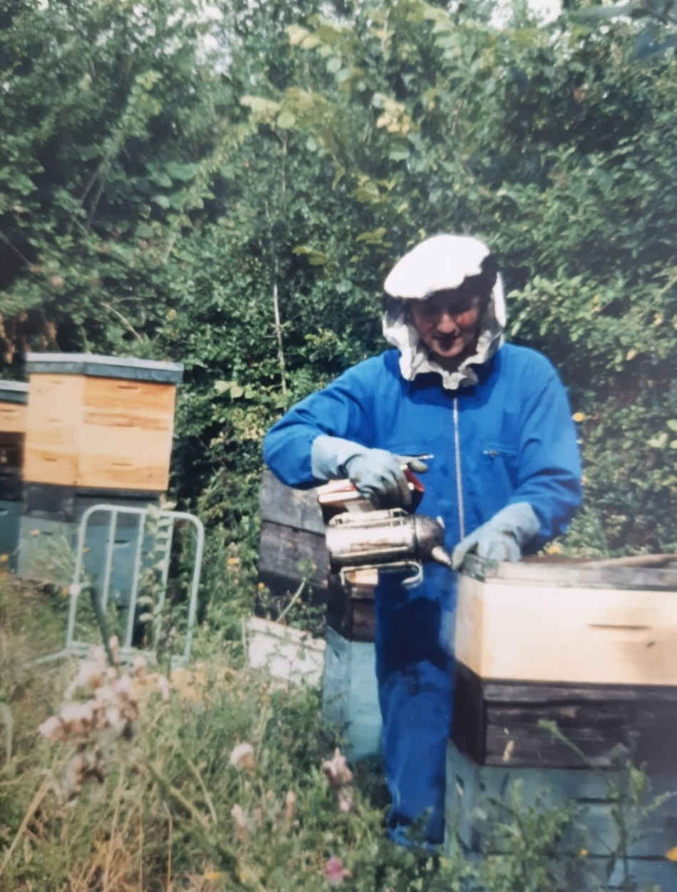 Au commencement de son aventure apicole, le jeune producteur s'initie aux mystères des abeilles et de leurs ruches. Armé d'un enfumoir attentif au bien-être des abeilles, il scrute avec attention l'activité bourdonnante de ses protégées, cherchant à estimer la production de miel à venir. Dans cette étape cruciale de son parcours, chaque instant est empreint de curiosité et d'apprentissage, signe d'un futur apiculteur passionné. Découvrez notre histoire.