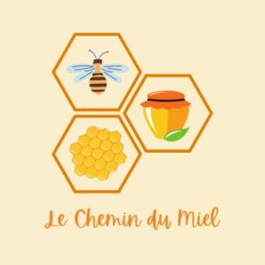 Au cœur du logo de l'entreprise Le Chemin du Miel se trouvent une abeille, un pot de miel et les alvéoles de la ruche, représentant notre activité apicole dans son ensemble. Cette illustration symbolique reflète notre engagement envers la production artisanale de miel français de haute qualité.